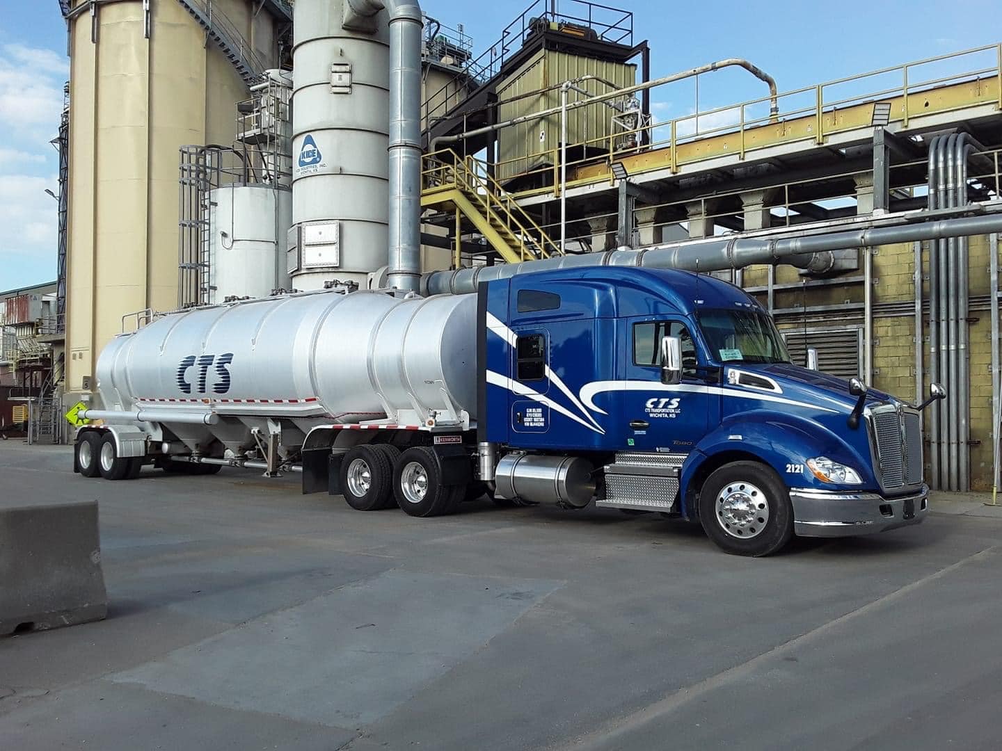 Dry bulk transport service provider in Pune for cement and powder handling